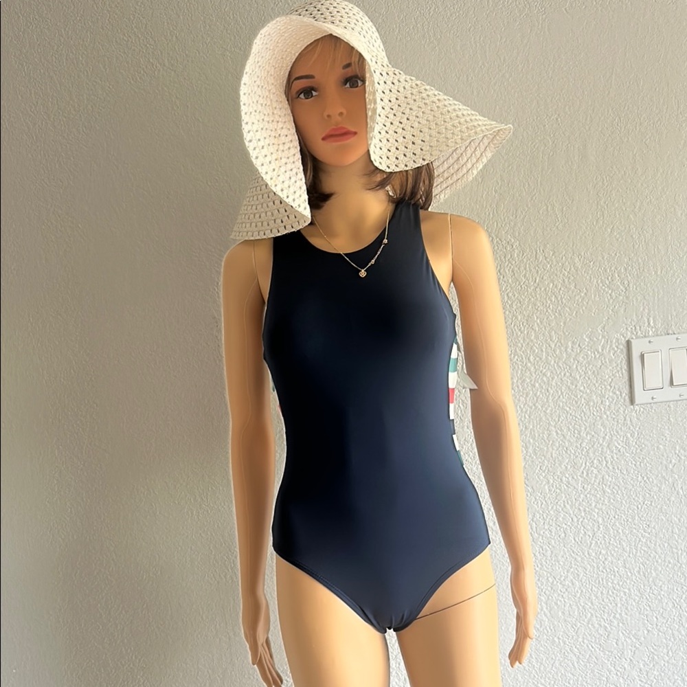 ❤️Classic Black One-Piece Swimsuit with Scoop Neckline🌸